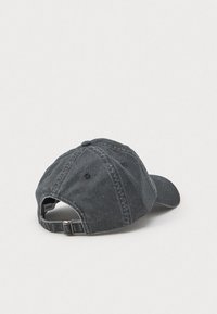Boné de beisebol em denim cinza escuro com fita de fivela metálica ajustável, mostrado pela parte de trás sobre um fundo branco.