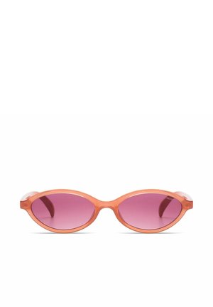 Ovale zonnebril met doorschijnende perzikkleurige monturen en paarse gradient-lenzen, afgebeeld tegen een witte achtergrond.