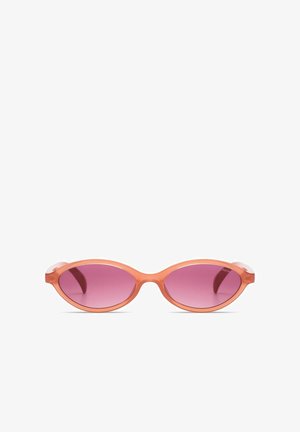 Lunettes de soleil ovales avec des montures translucides couleur pêche et des verres dégradés violets, présentées sur un fond blanc.