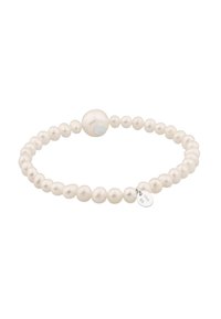 Pulsera de imitación de perlas blancas que presenta una perla grande central lisa y un pequeño charm plateado con marca, ensartada en un hilo elástico para mayor flexibilidad.