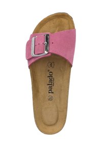 Sandalo slip-on in suede rosa con fibbia in metallo argentato, soletta testurizzata e logo impresso sulla soletta. Design semplice con punta aperta.