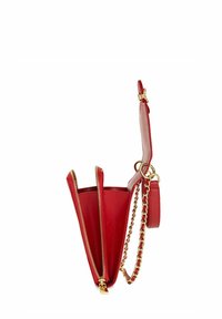 Czerwona skórzana torba z podwójnymi zapięciami, złotymi elementami i łańcuszkowym paskiem. Posiada otwarty top i usztywniony kształt. Teksturalne wnętrze.