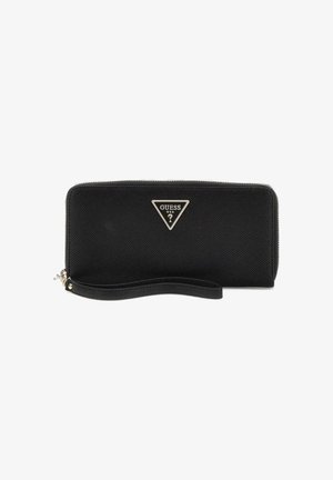 Cartera negra con textura y cierre de cremallera, que presenta un logo triangular plateado de Guess. Incluye una correa de muñeca para facilitar su transporte.