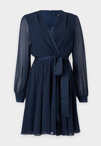 Mørkeblå omslagskjole med lange gjennomskinnelige ermer, belte i midjen og en flowy skjørt, laget av lett stoff. Glidelås i ryggen.