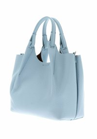 Borsa tote in pelle di colore azzurro chiaro con doppi manici, caratterizzata da una superficie testurizzata e un design con apertura superiore, stile minimalista, senza decorazioni.