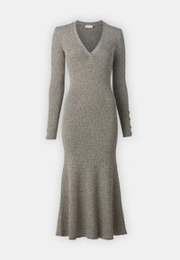 Robe grise en tricot avec un décolleté en V, des manches longues et un ourlet évasé ; présente des accents de boutons sur les manches et un tissu texturé.