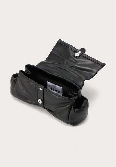 Μαύρο δερμάτινο clutch με ανοιχτό καπάκι και ασημένια κουμπιά, που δείχνει την εσωτερική ετικέτα με το κείμενο "Vivienne Westwood".