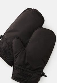 Luvas isoladas pretas com pulsos elásticos e um pequeno clip, concebidas para proteção contra o frio.