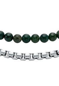 Bracciale con perline verdi dalla superficie liscia, alternato a una sezione di catena in argento con finitura lucida e anelli arrotondati.