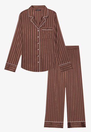 Bruin gestreept pyjamastel met een langwerpige knoopsluiting bovenstuk met een zak en witte piping, gecombineerd met bijpassende broek met elastische tailleband.
