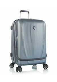 Harter grauer Koffer mit strukturierten Oberflächen, teleskopischem Griff, vier drehbaren Rollen und einem Logo auf der Vorderseite.