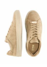 Beżowe zamszowe sneakersy z fakturowaną cholewką, płaskimi sznurowadłami i grubą gumową podeszwą. Posiadają delikatnie wytłoczone logo na języku.