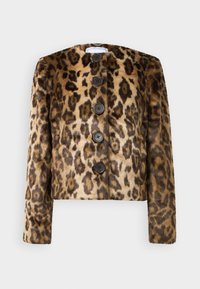 Chaqueta de piel sintética con estampado de leopardo, cuello redondo, cinco botones oscuros y mangas largas. Textura suave y diseño corto.