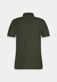 Polo vert olive foncé avec un col classique, des manches courtes, et une finition en tissu lisse et texturé. Design simple et sans ornement.