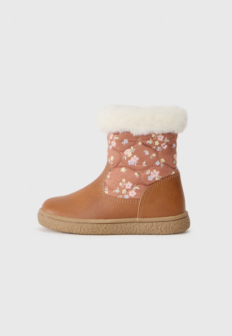 Botas de tobillo marrones con un cuello de pelaje sintético y una parte superior acolchada con un patrón floral rosa. Suela de goma texturizada y acabado en cuero suave.