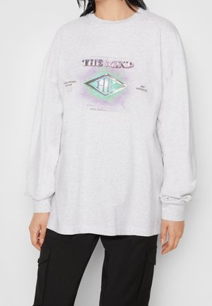 Graues Langarm-T-Shirt mit lockerer Passform. Mit einem mehrfarbigen Grafikdesign in der Mitte und Text darum herum. Weicher Baumwollstoff.