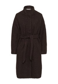 Manteau long texturé marron foncé avec col haut et ceinture en tissu assortie nouée à la taille, manches longues, sans boutons ni fermetures visibles.