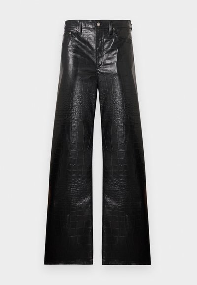 Μαύρο δερμάτινο παντελόνι με φαρδιά μπάσκα και υφή κροκοδείλου, κλείσιμο με κουμπιά και σχεδιασμό με πέντε τσέπες με ασημί μεταλλικές λεπτομέρειες.