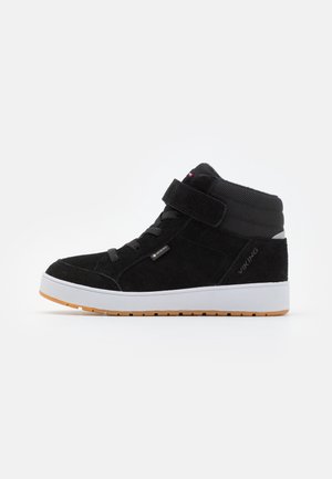 Czarny sneakers z wysoką cholewką, białą podeszwą, rzepem, sznurowadłami, metką CORTEX i teksturowanym kołnierzem wokół kostki, widok z boku na jednolitym tle.
