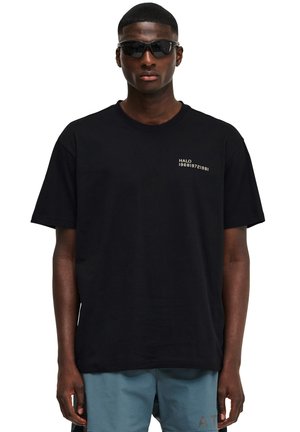 Sort bomulds T-shirt med rund hals, korte ærmer, og et lille grafisk tryk på fronten med "HALO 19681972" i hvid tekst.