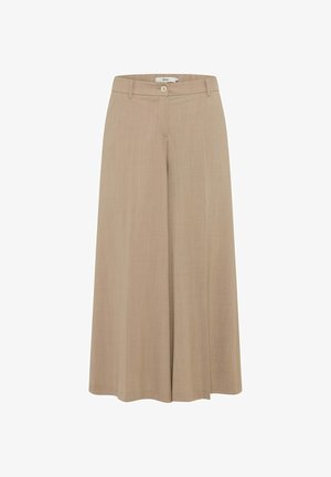 Pantalons larges beiges avec bouton frontal, passants de ceinture et détails de couture subtils, présentés sur un fond blanc.