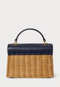 Torba od tkanog slame s tamnoplavim kožnim vrhom, zlatnim hardverom, strukturiranim oblikom i zaobljenom ručkom. Teksturirana površina i elegantan dizajn.