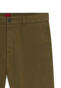 Olijfgroene katoenen broek met een rechte voorkant, een enkele knoopsluiting en ceintuurlussen. Heeft een klassieke snit en zijzakken.