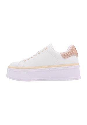Sneaker piattaforma bianca con occhielli dorati e accentuazione in beige con borchie sul tallone, esposta su uno sfondo bianco.