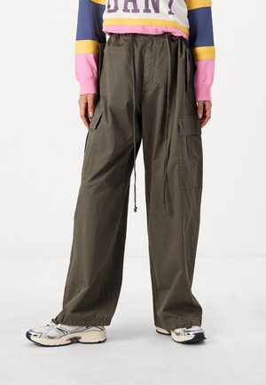 Good American PARACHUTE PANT - Cargohose - olive