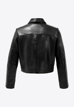 Zwarte cropped leren jas met lange mouwen en een klassieke kraag, gezien van achteren tegen een effen witte achtergrond.