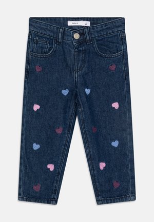 Dunkelblaue Denim-Jeans mit gestickten Herzen in Pink, Blau und Lila. Fünf-Taschen-Design mit einer Vorderknopfleiste.