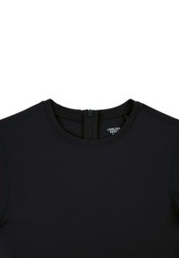 Top negro con escote redondo y cremallera en la espalda. Textura lisa con detalles de costura en verde contrastante a lo largo de las costuras.