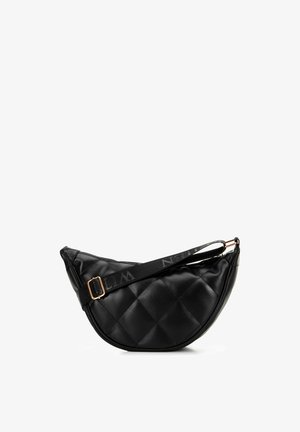 Sac bandoulière noir matelassé en forme de croissant avec une sangle ajustable et une boucle dorée sur fond blanc.