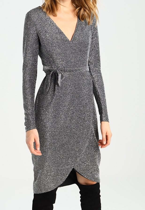 Robe portefeuille métallisée grise à manches longues avec un décolleté en V profond. Présente une taille nouée et une jupe longueur genou avec un ourlet diagonal.