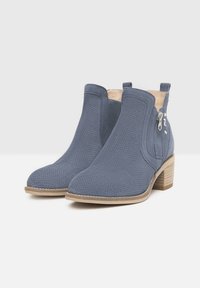 Blauwe geperforeerde enkelboots met een ronde neus, zijritssluiting en een textuur op de hak. Glad interieur en contrasterende zool.
