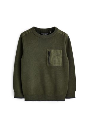 Ciemnozielony sweter dziany z długim rękawem, z prążkowanymi mankietami i dołem, wyposażony w materiałową kieszeń na piersi z pionowym czarnym zamkiem.