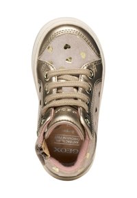 Zapatillas doradas y beige con una parte superior de ante texturizada, patrones de corazones dorados, diseño de cordones y un collar acolchado. Presenta una cremallera lateral para facilitar su uso.