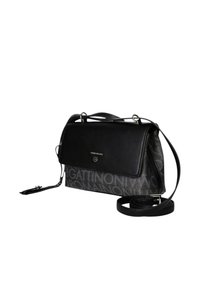 Borsa a tracolla nera in materiale sintetico con una texture liscia e logo in lettering; presenta una chiusura a pattina, una tracolla rimovibile e dettagli metallici.