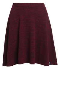 Jupe A-line de longueur genoux en tissu rouge foncé chiné, avec une large ceinture et une petite étiquette logo près de l'ourlet.