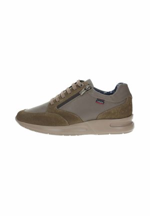 Zapatillas marrones que combinan cuero liso y gamuza. Detalle de cremallera en el lateral, acentos texturizados y suela acolchada.