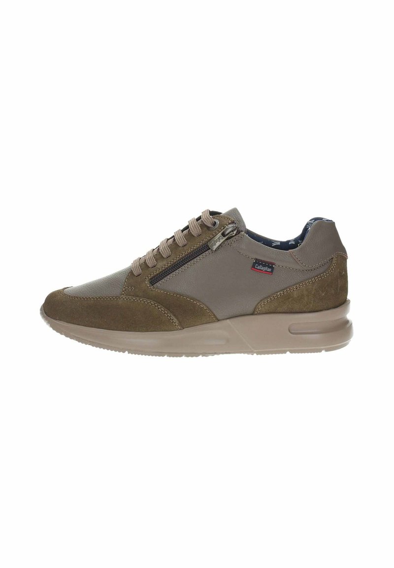 Sneaker marroni realizzati con un mix di pelle liscia e camoscio. Dettaglio con zip sul lato, accenti testurizzati e suola imbottita.