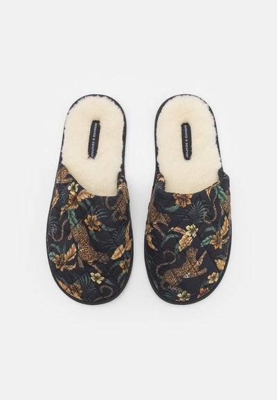 Vadderade tyggummi med svart bas, med blommönster och leopardprintdesign. Mjuk, krämfärgad foder och svart kant.