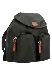 Mochila negra de nailon con tapa tipo solapa, dos bolsillos frontales con cremallera y detalles en cuero marrón. Presenta correas ajustables y un acabado texturizado.