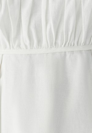 Biely ľanový materiál s nariaseným detailom pozdĺž hornej časti a hladkou textúrou; obsahuje jemný vzor tkania a elastický pás.