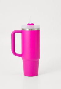 Mug de voyage isotherme rose vif avec poignée, couvercle transparent et paille intégrée sur fond blanc.