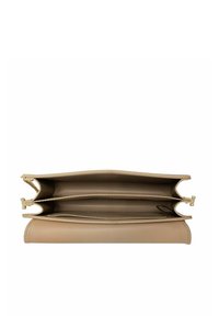 Beżowy skórzany portfel o gładkiej teksturze; posiada trzy przegródki, złote zamki błyskawiczne oraz składany design umożliwiający łatwy dostęp.