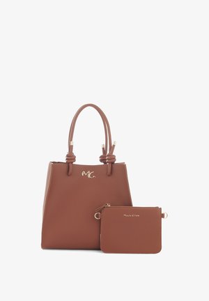 Sac fourre-tout en cuir marron avec doubles poignées, arborant un logo doré et une pochette assortie amovible. Surface texturée et design minimaliste.