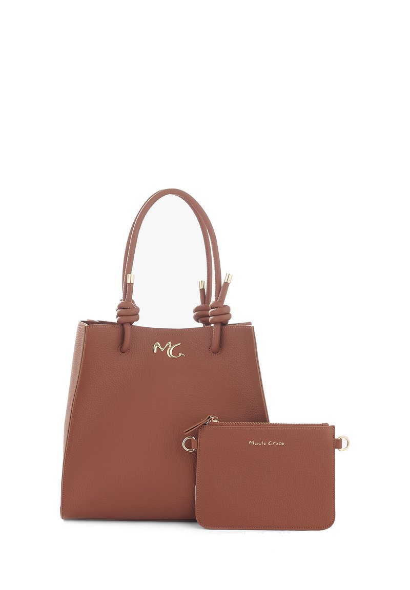 Sac fourre-tout en cuir marron avec doubles poignées, arborant un logo doré et une pochette assortie amovible. Surface texturée et design minimaliste.