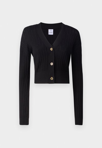 Cardigan noir court avec des manches longues, col en V, texture côtelée et trois boutons dorés à l'avant. Fabriqué à partir d'un matériau en tricot doux.