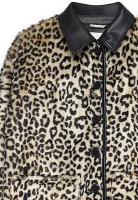 Cappotto in pelliccia sintetica con stampa leopardata, collare in pelle nera, bottoni neri e tasche applicate frontali.